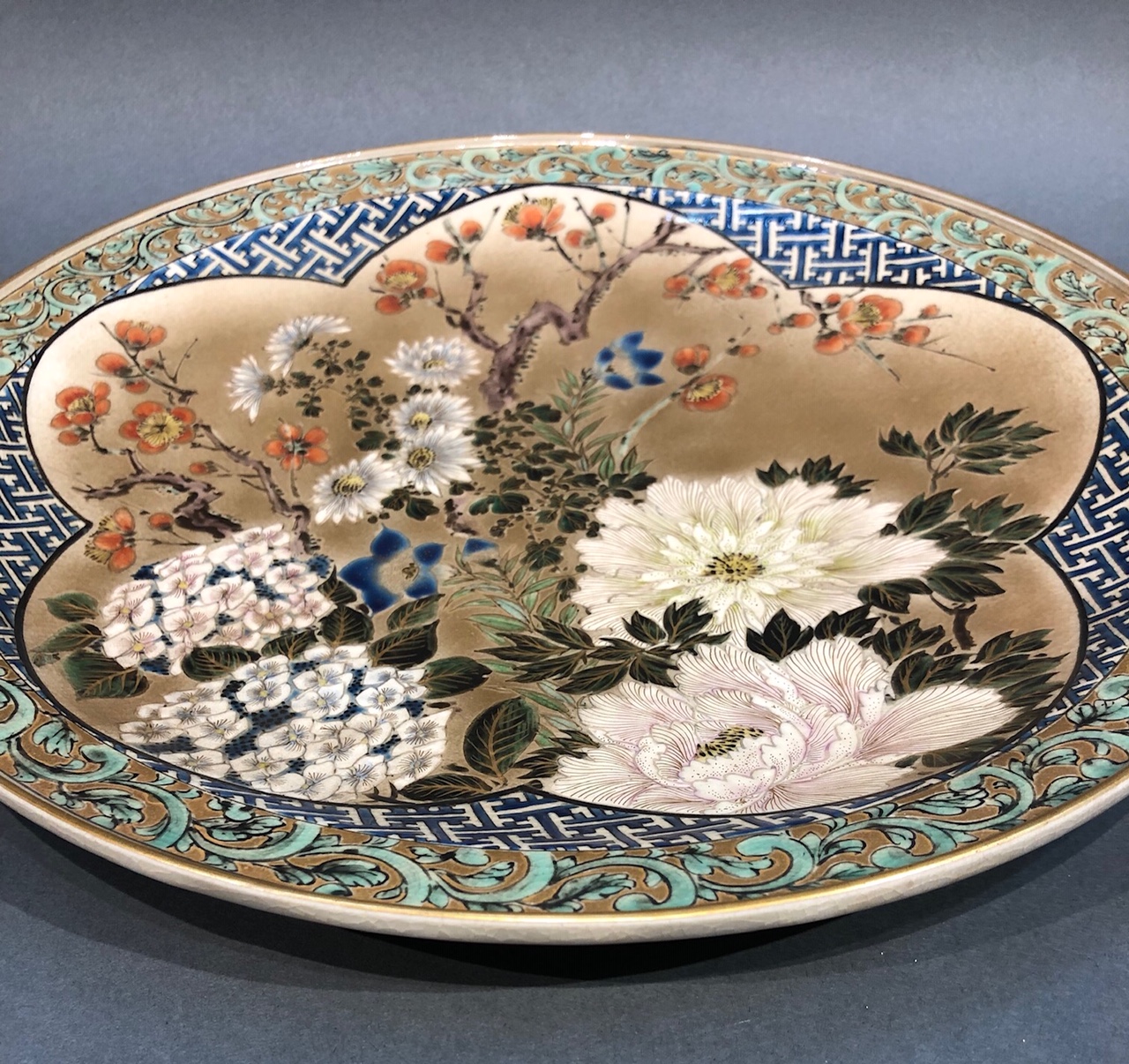 antique-japanese-kutaniyaki-plate-with-gold-leaf-kuraya